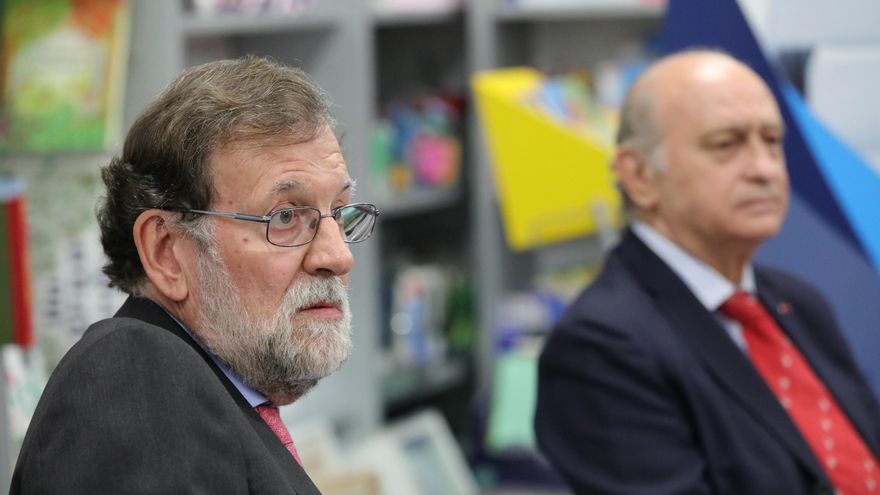 Archivo - El expresidente del Gobierno Mariano Rajoy (i), y el exministro de Interior y miembro del PP, Jorge Fernández Díaz (d).