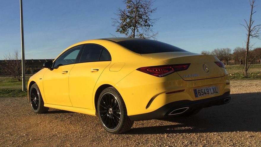 El Mercedes CLA presenta una carrocería compacta, de estilo cupé y cuatro puertas.