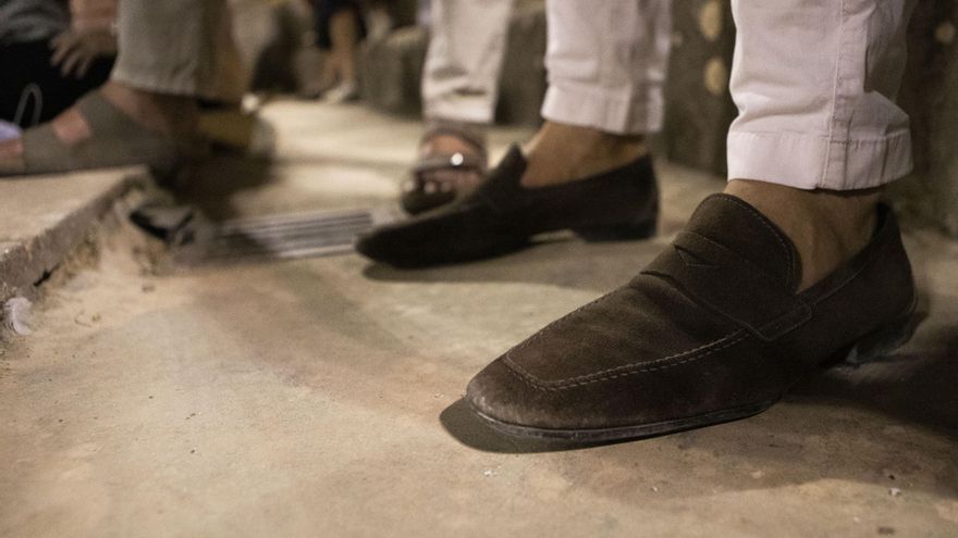 Los mocasines de uno de los asistentes al festejo taurino.