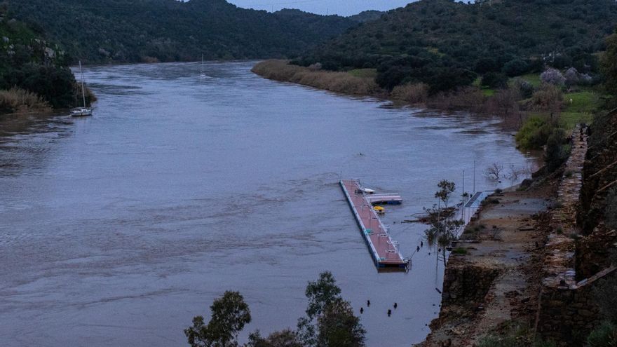 Se suelta el pantalán en Puerto de la Laja, en El Granado, debido a la crecida del río Guadiana por el paso de la borrasca Leonardo.
