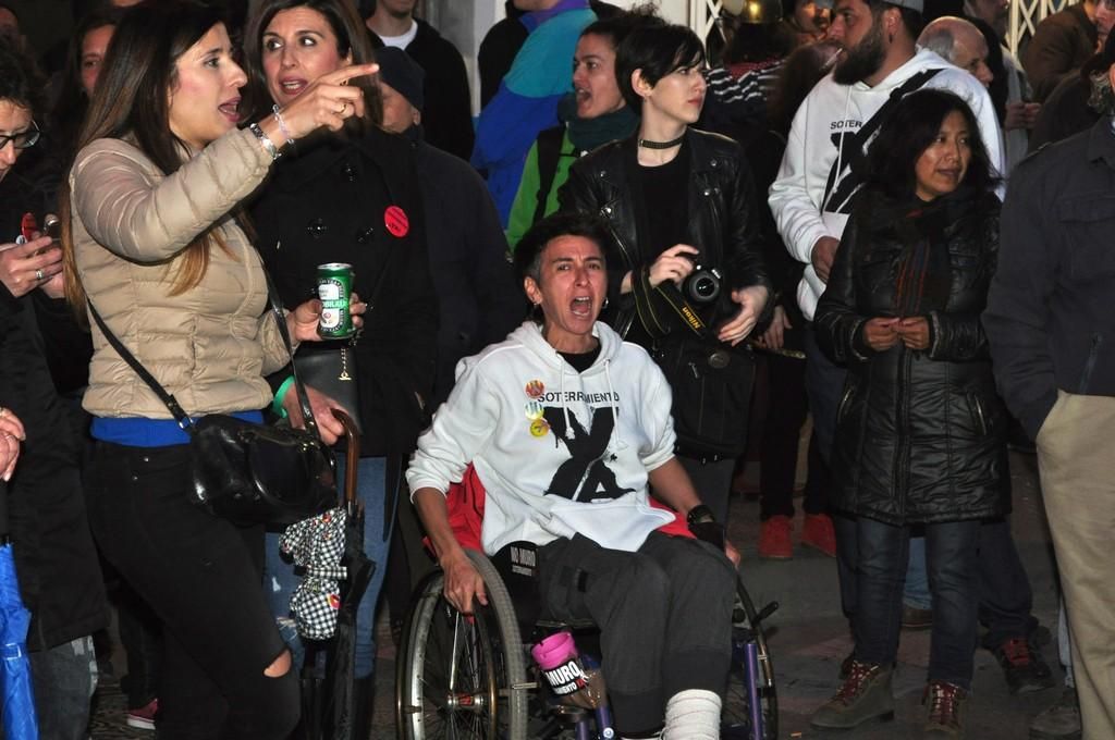 Continúa la concentración frente a las vías de Murcia