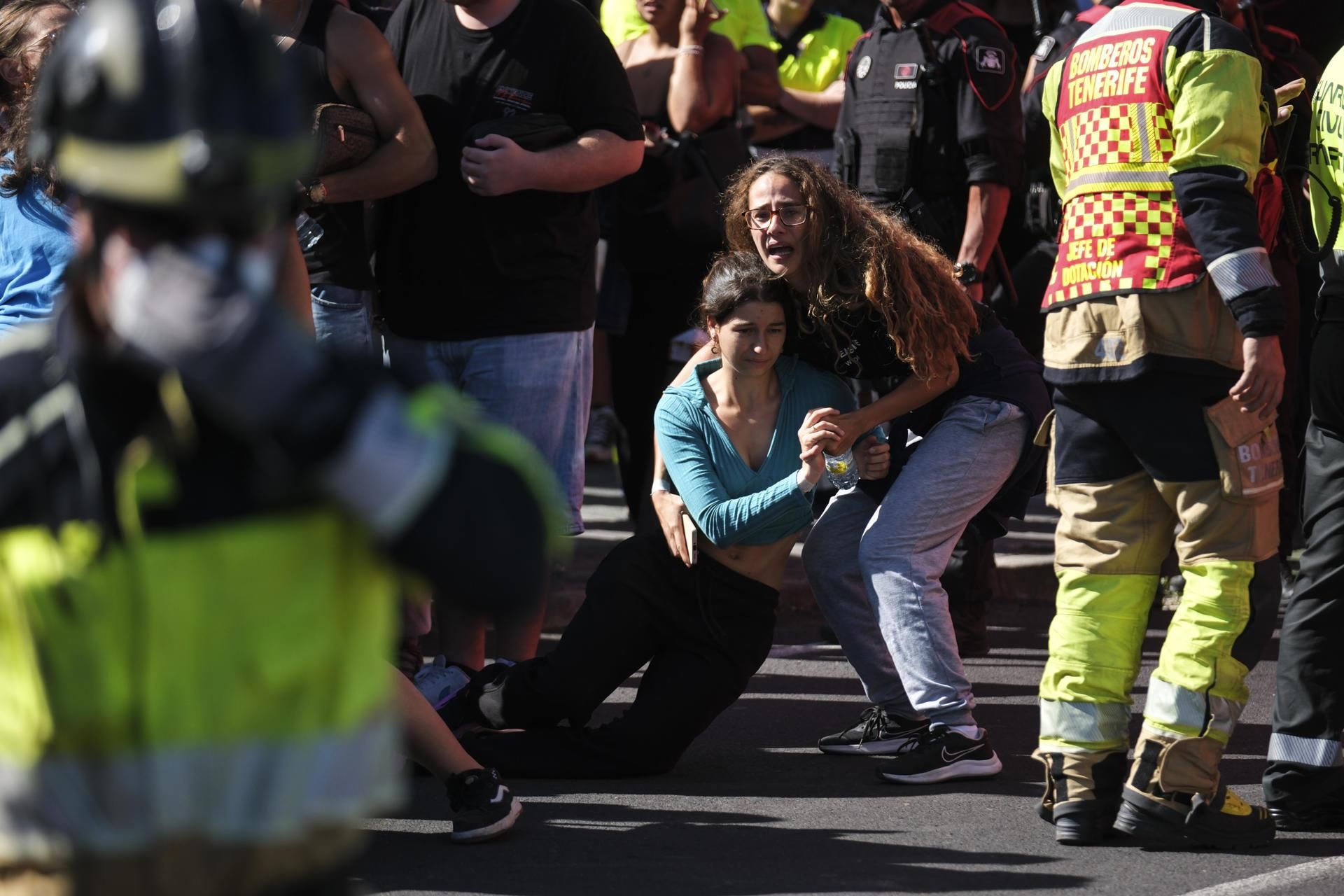 Varias personas, participando como figurante en el simulacro de erupción volcánica en Tenerife.