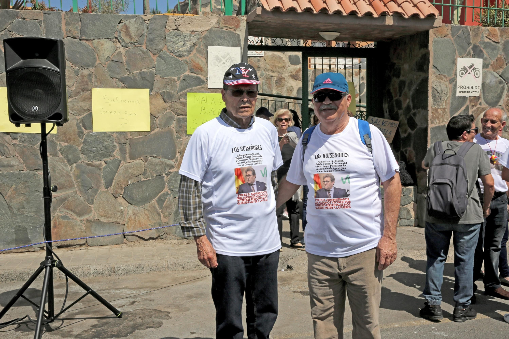 Dos propietarios de uno de los complejos turísticos gestionados por el exjefe de Vox en Las Palmas durante la manifestación para exigir su cese como administrador.