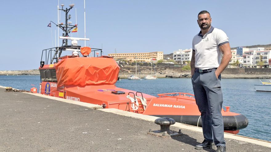 Tirarse al agua sin dudar y fuera de servicio, la decisión que salvó vidas en el naufragio en El Hierro