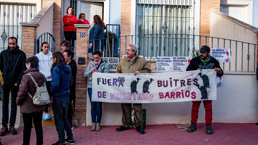 La PAH Murcia consigue el aplazamiento de un desahucio en Alguazas