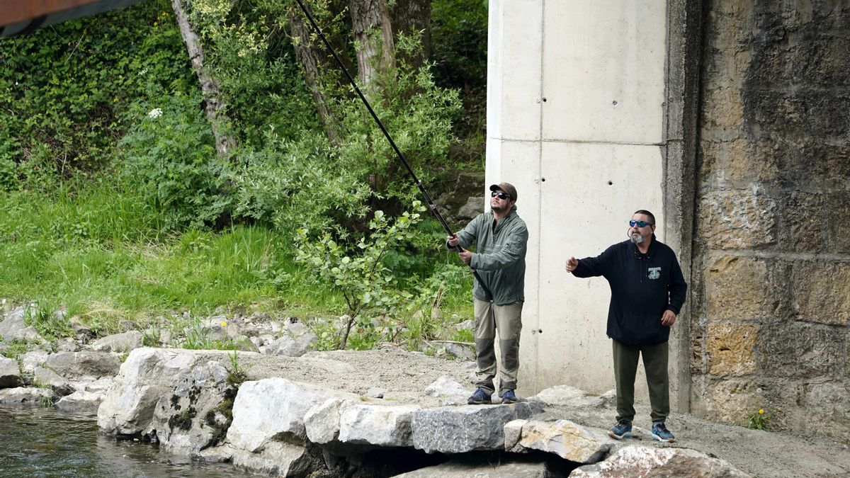 Desesperación en los ríos asturianos: el primer salmón de la temporada, 'el campanu', se resiste a picar el anzuelo