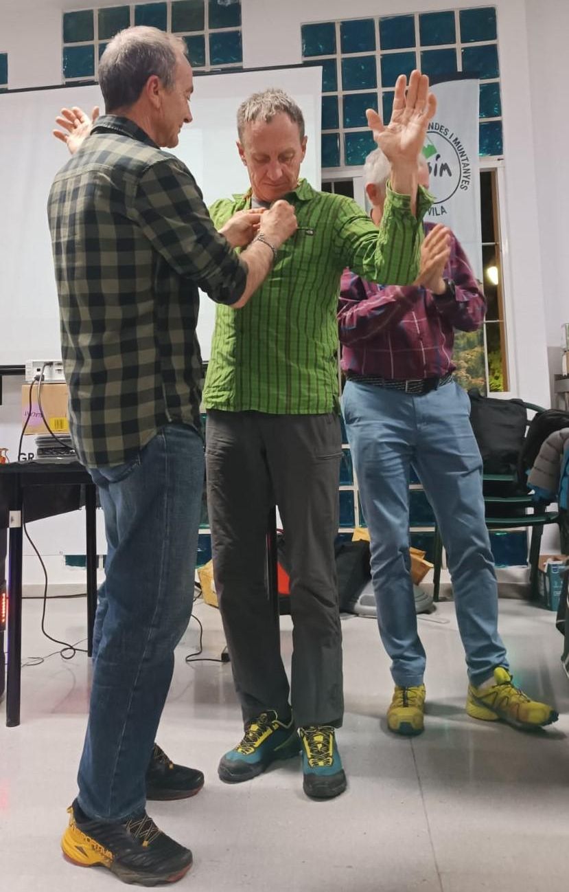 Rafa Vadillo, Presidente del GAME, entregando la insignia del Grupo a Denis Urubko como nuevo miembro