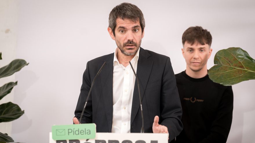 El ministro de Cultura, Ernest Urtasun, y el portavoz adjunto de Más Madrid en el Ayuntamiento de Madrid, Eduardo Rubiño, durante una rueda de prensa.