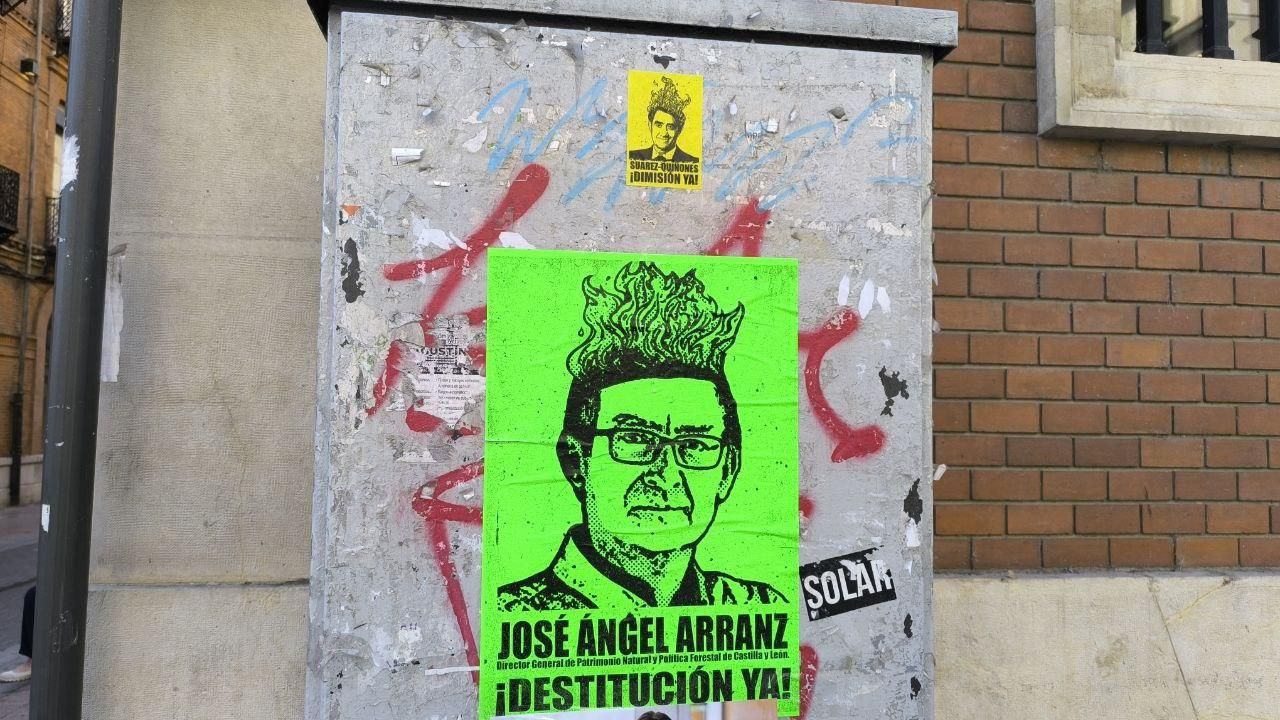 Aparecen carteles en la provincia de León que piden la dimisión de Quiñones y del Director General de Política Forestal
