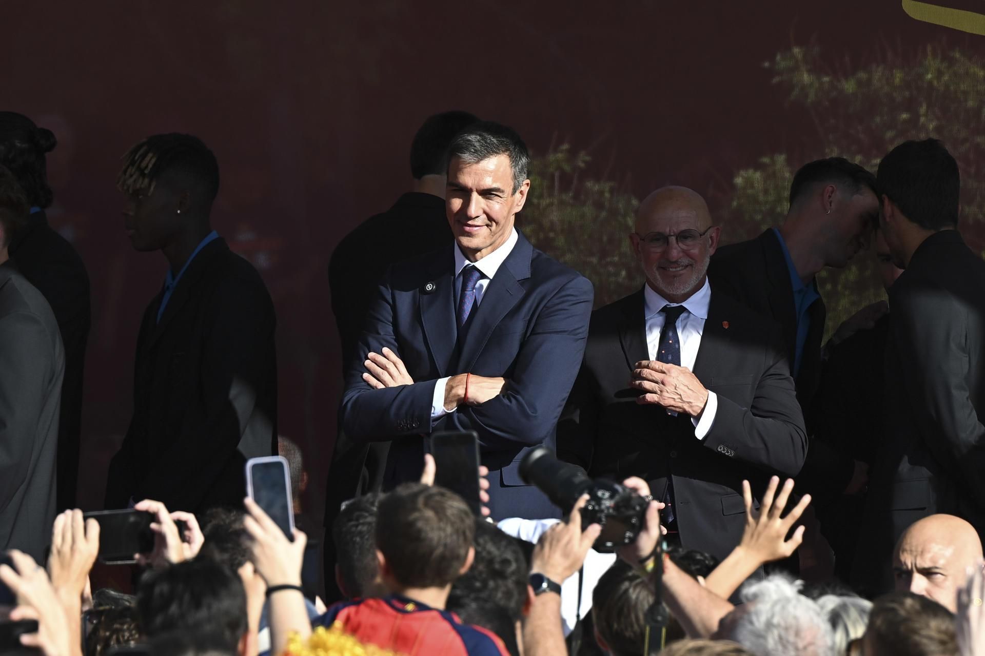 El presidente del Gobierno, Pedro Sánchez, junto al seleccionador español, Luis de la Fuente, recibe a los jugadores de la selección española en Moncloa