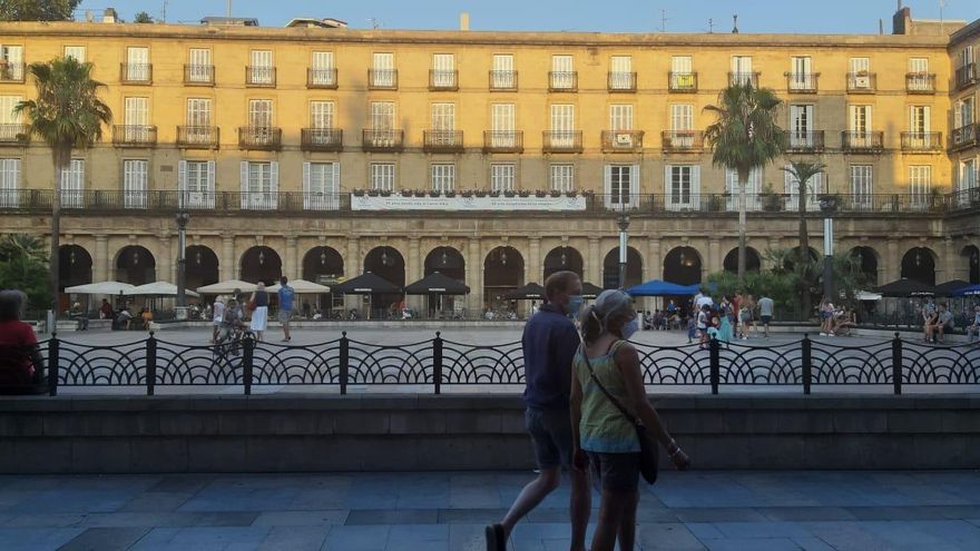 Max y Tessa paseando en en la Plaza Nueva durante su viaje por Bilbao