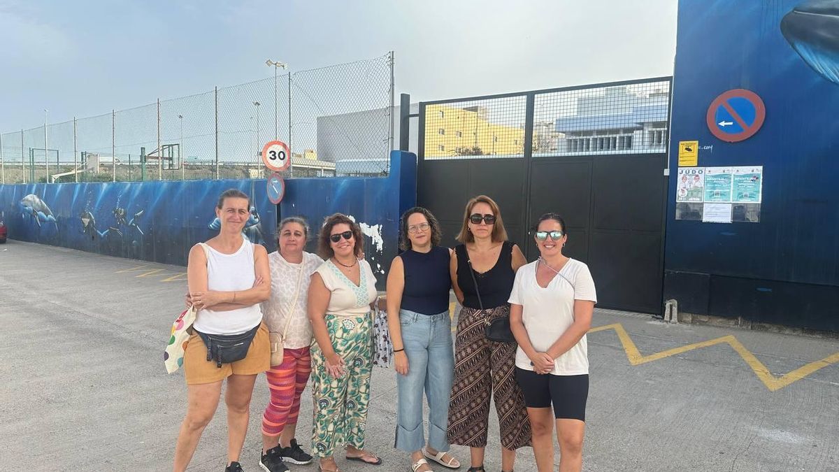 Yaiza Sosa, Fermina Marrero, Marta Rosales, Yurena del Rosario, Ana Hernández y Nuria Ducal, madres que llevan a sus hijos e hijas al CEIP Bañaderos, en Arucas.