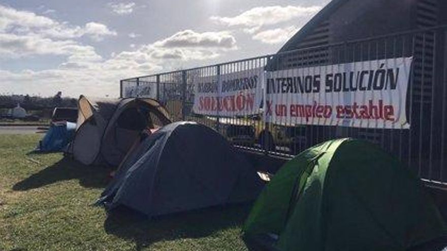 Los bomberos asturianos llevan una semana acampados en señal de protesta por la escasa dotación de los parques