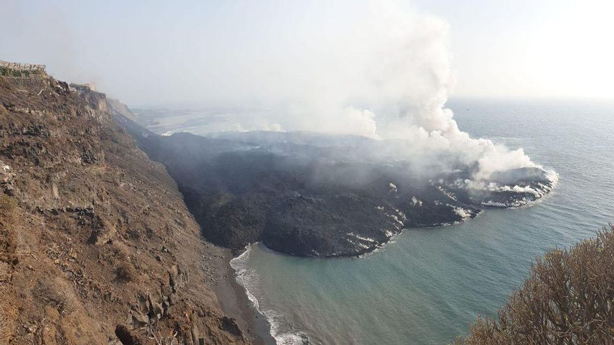 Imagen de la fajana que la lava del nuevo volcán está formando en la costa de Tazacorte, a la altura de la Playa de Los Guierres