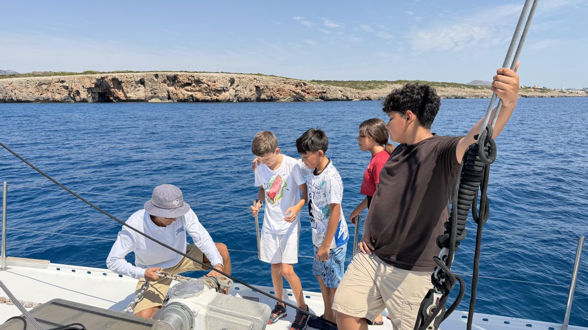 Jóvenes a bordo del barco.