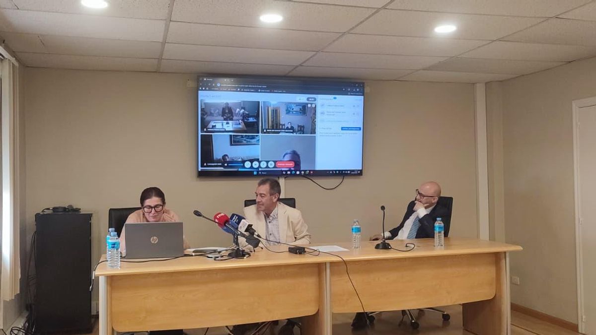 Pilar Ramírez realiza una videollamada con cuatro usuarias de Familiados TV en la rueda de prensa junto a Carmelo Pérez y Fernando García