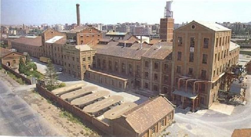 Fotografía de archivo de las instalaciones de la azucarera Santa Elvira en León capital ya cerrada en 2001.