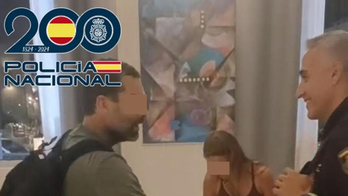 La familia del niño, saludando a uno de los agentes que participó en la búsqueda.