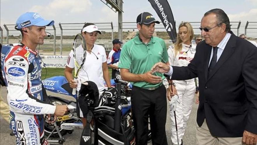 Carlos Fabra, a la derecha, saluda al piloto Álex Debón.