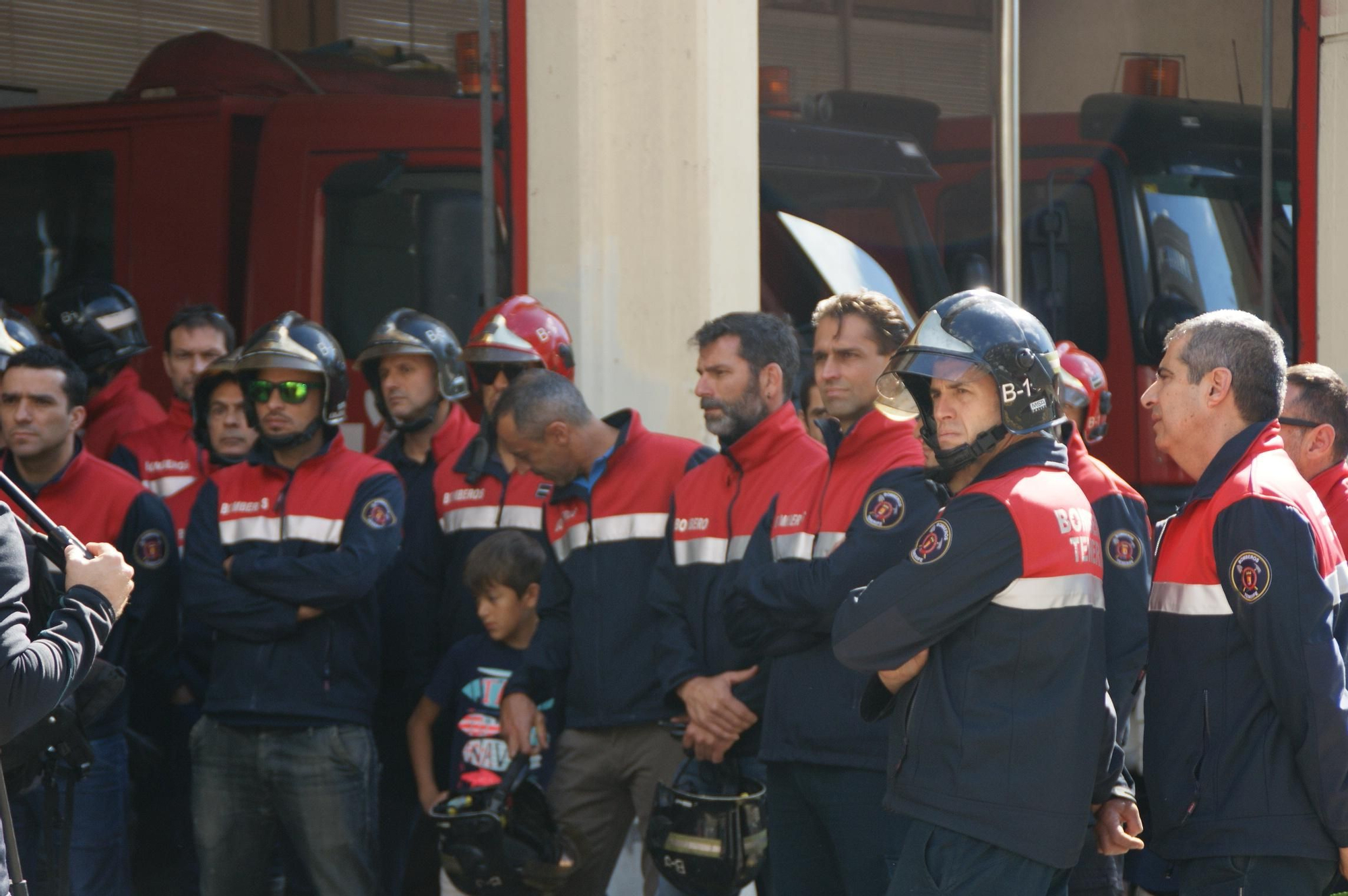 Algunos de los bomberos durante la protesta de este viernes
