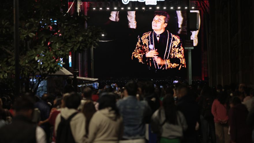 Miles de mexicanos llenan el Zócalo para recordar a Juan Gabriel y su mítico concierto