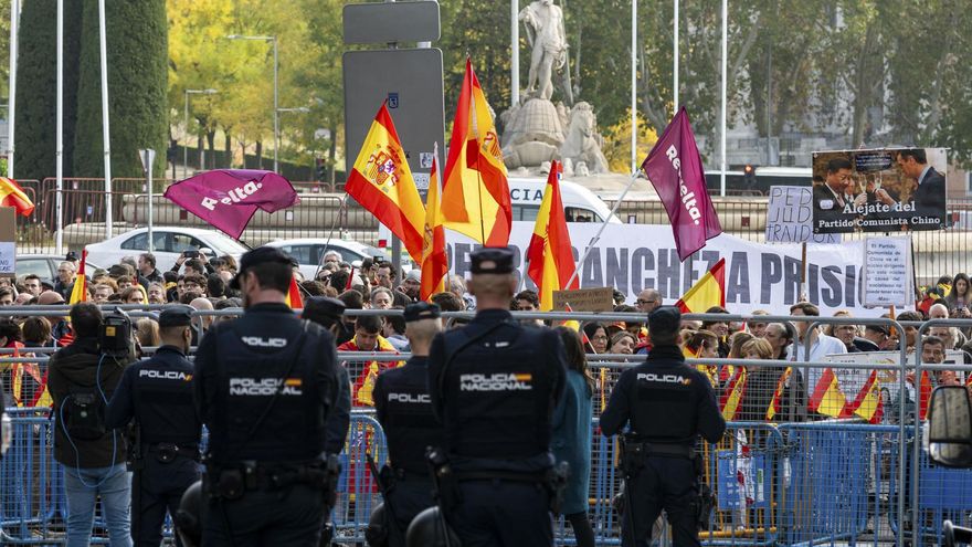 Los manifestantes, a las puertas del congreso durante la investidura