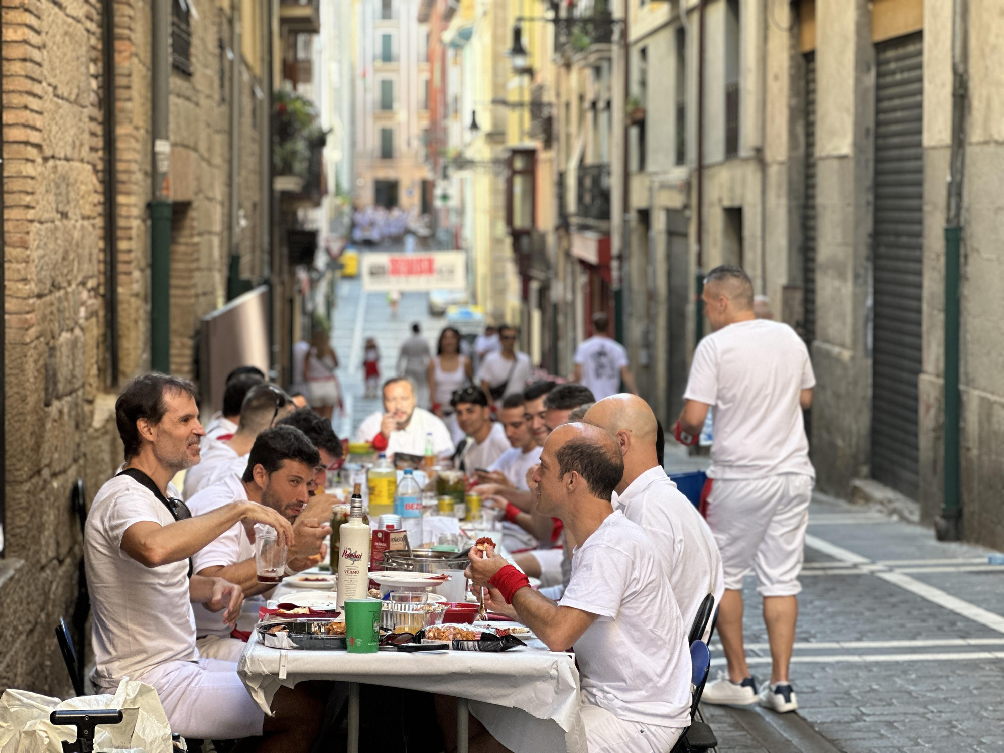 Almuerzo en la calle Javier en San Fermín