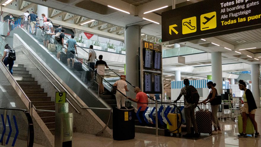 Pasajeros en el interior del aeropuerto de Palma de Mallorca. EFE/CATI CLADERA/Archivo