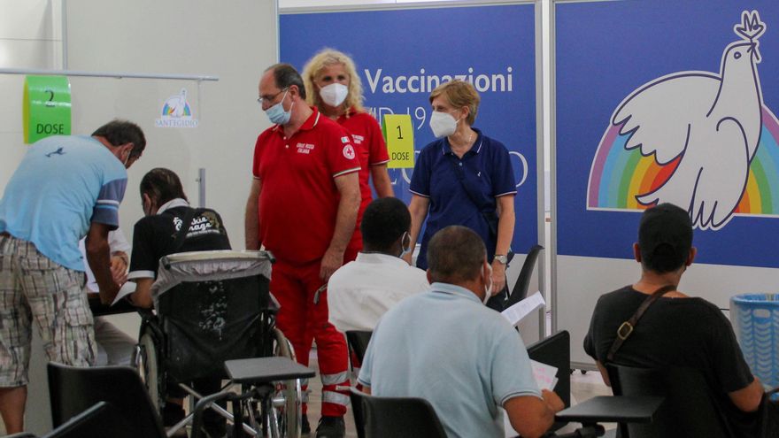 ROMA (ITALIA), 27/08/2021.- Los italianos y extranjeros que no pueden acceder a la vacuna a través del sistema sanitario nacional encuentran En la imagen, la fase de triaje es delicada, pues se debe elegir la vacuna adecuada para personas que en muchos casos carecen de historial médico en Italia. EFE/ Mercedes Ortuño Lizarán