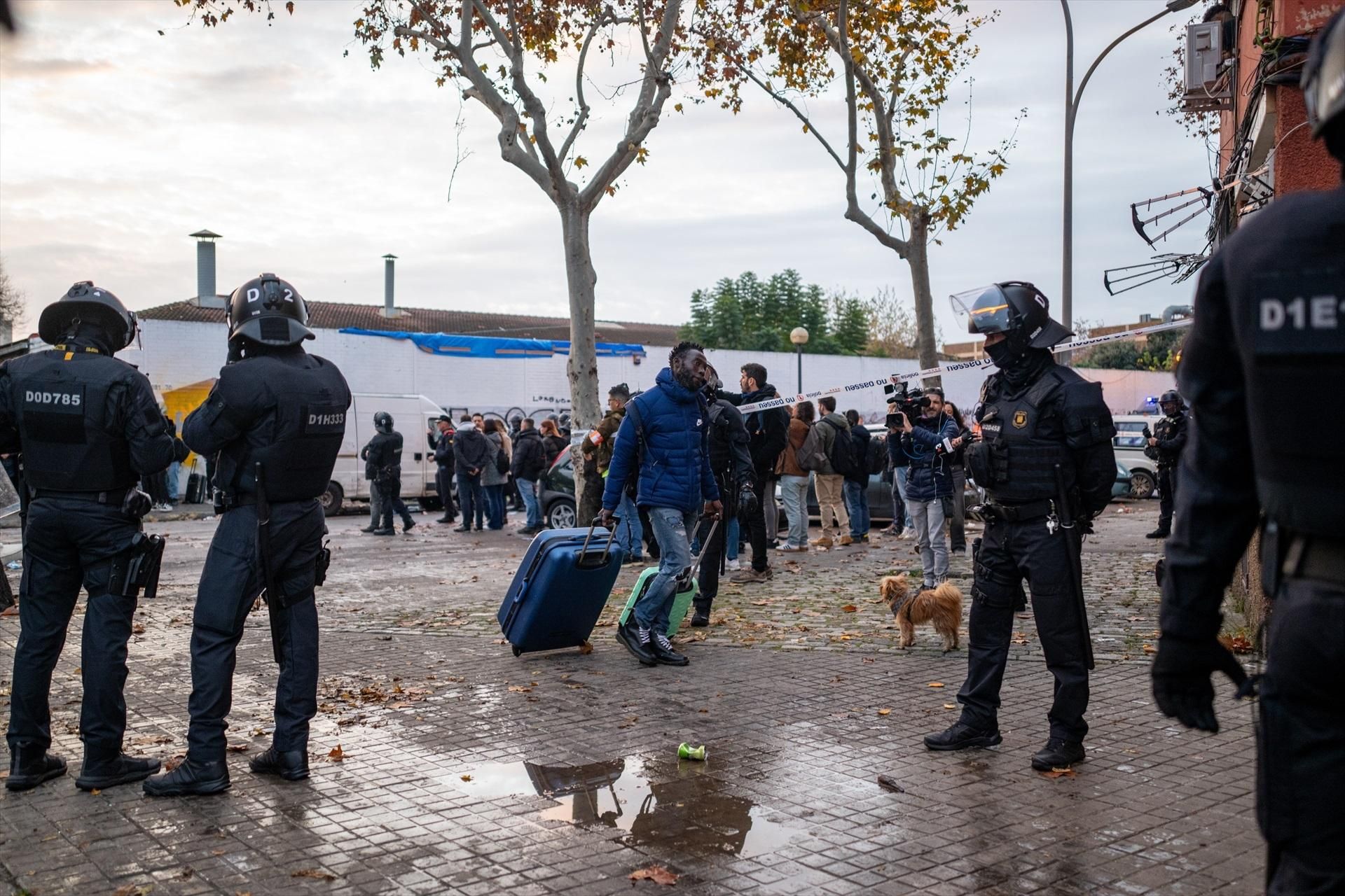Las imágenes del desalojo de 400 personas en Badalona