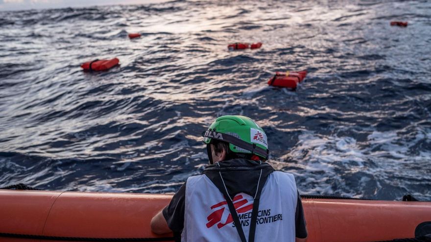 Un barco de MSF encuentra a 10 migrantes muertos en una barcaza con 100 personas