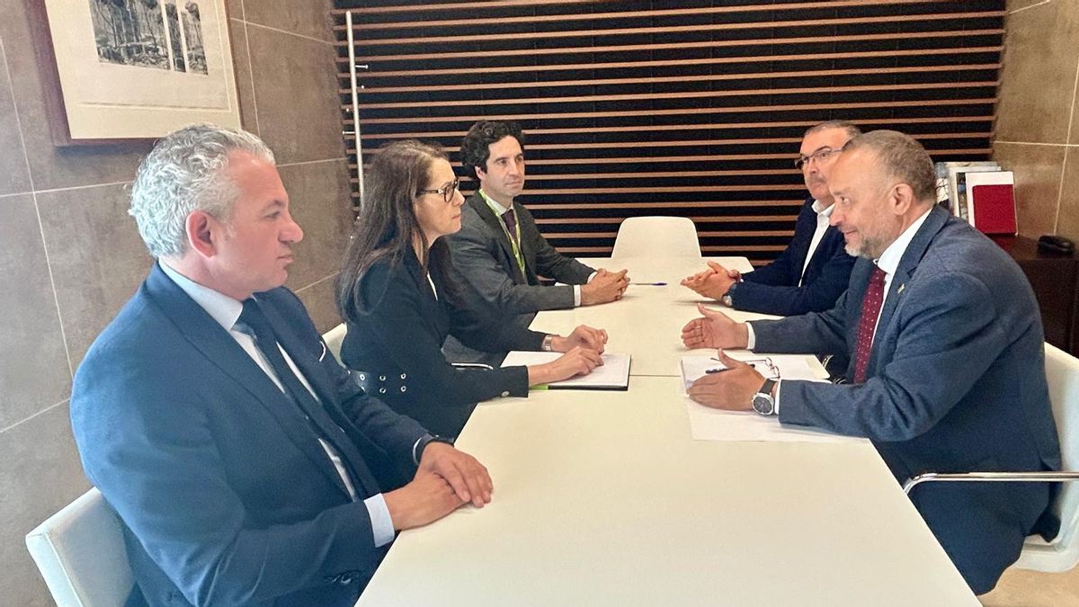 El 'no' de Aena a pilotar una terminal de mercancías en el aeropuerto, y el ninguneo al alcalde, desatan una tormenta