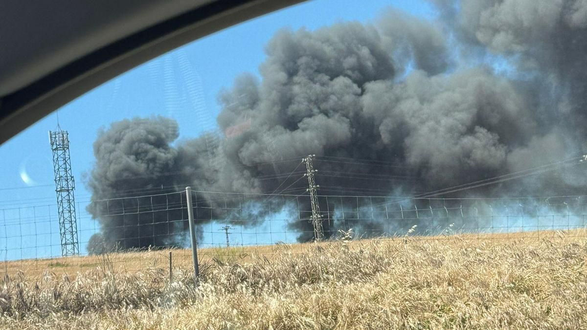 Columna de humo en Peñarroya