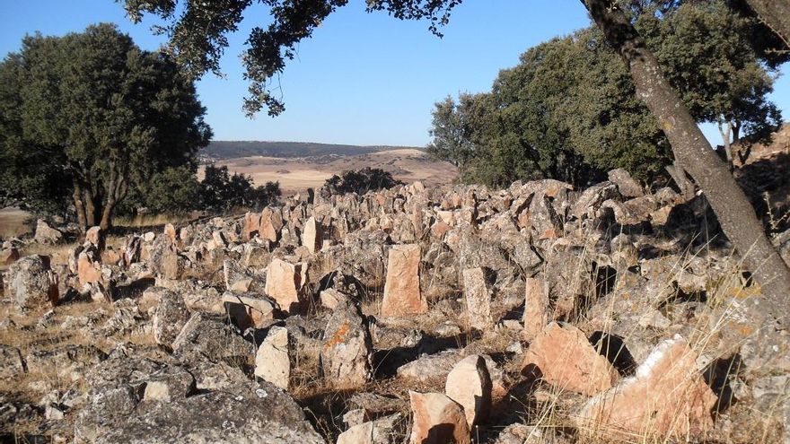Senderismo y cicloturismo en torno al castro celtíbero de Castilviejo, una fortaleza recuperada y visitable