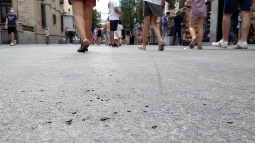 El 'superpavimento' que Almeida eligió para Arenal y Montera se agujerea en un mes