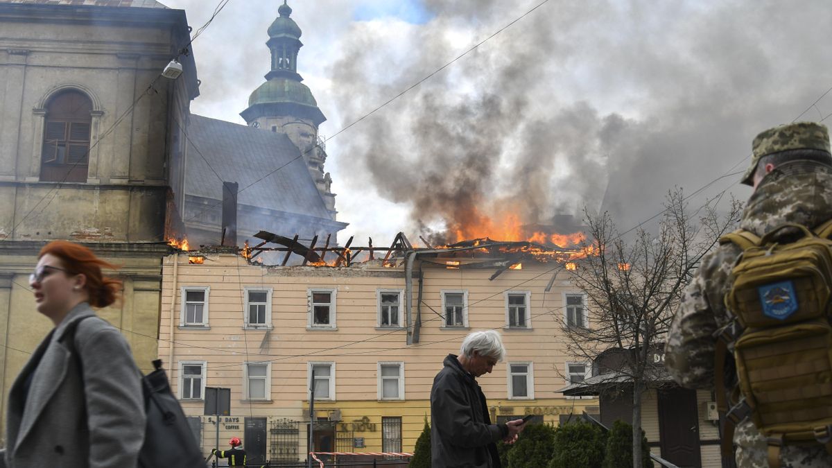 Peatones pasan por el lugar de un ataque con drones rusos en el centro histórico de Leópolis, en el oeste de Ucrania, el 24 de marzo de 2026.EFE/EPA/MYKOLA TYS