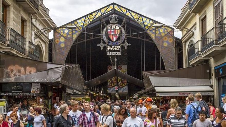 10 mercados españoles que conservan su esencia para comprar y comer de lujo