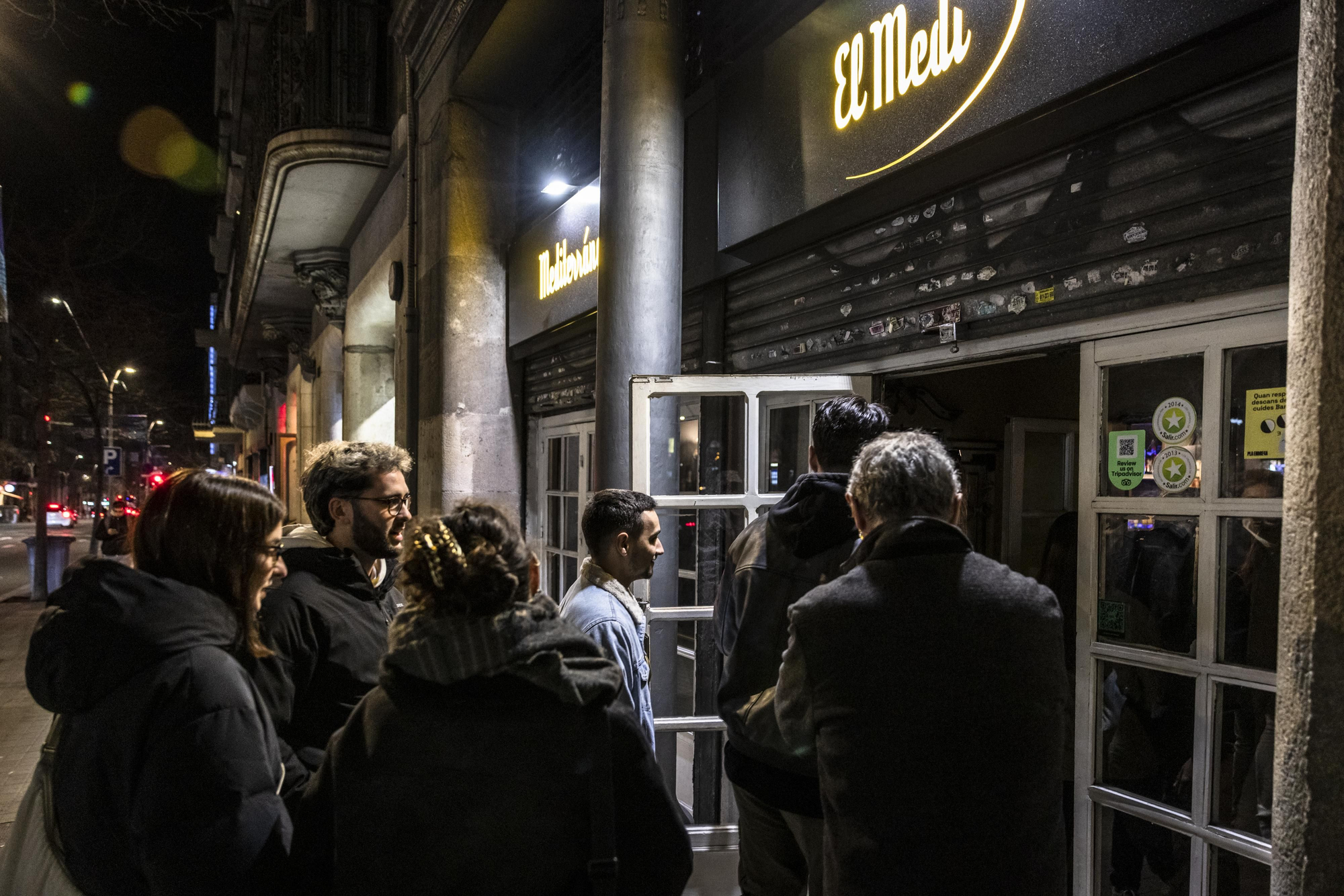 Entrada del bar El Medi, durante una noche de micro abierto