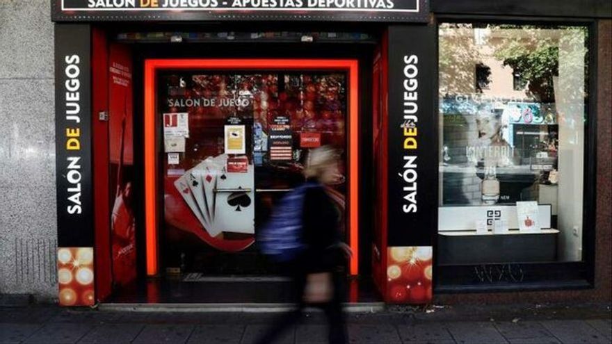 El Ayuntamiento de Sevilla tiene menos de un mes para blindar su limitación a las casas de apuestas ante la amenaza de la Junta