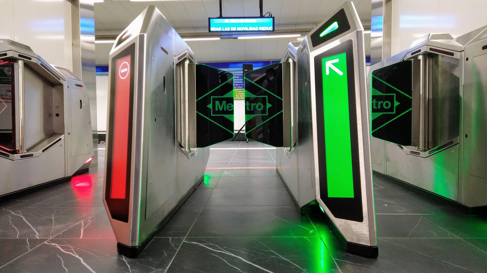 Estación Gran Vía - vista de los tornos desde la zona de salida