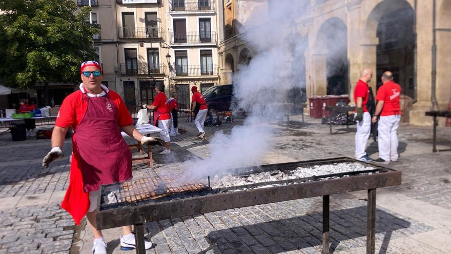 La Plaza del Mercado ya es el epicentro de la gastronomía: este martes, pincho moruno, choricillo y panceta