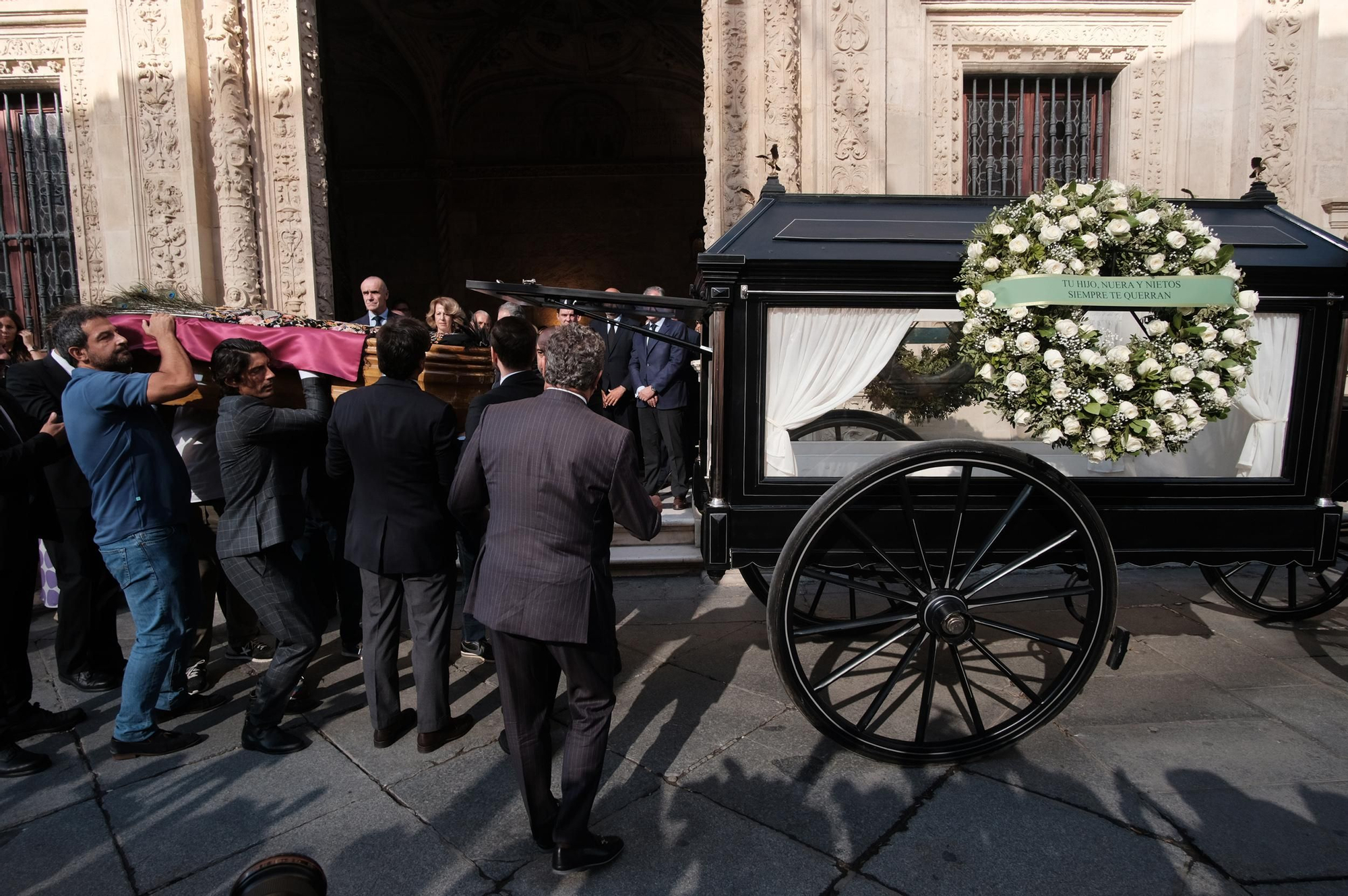 El último paseo de María Jiménez por las calles de Sevilla, en imágenes