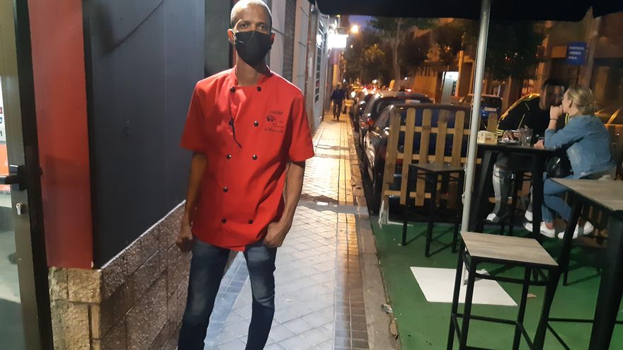 Escar, al que llaman El Flaco, posa junto a su terraza COVID.