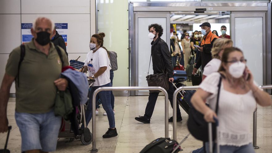 Varios pasajeros llegan al aeropuerto Adolfo Suárez Madrid-Barajas.