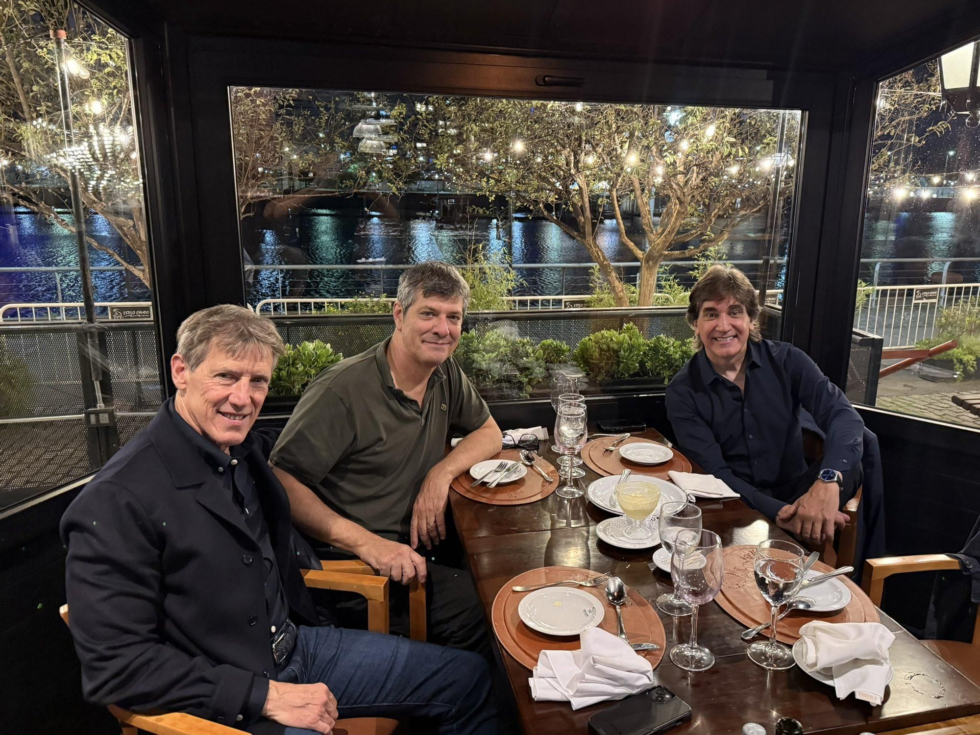 Mario Pergolini, Dante Gebel y Daniel Darling, CEO de River Church (sí, la iglesia de Gebel tiene CEO), en Puerto Madero, el 21 de abril de 2026