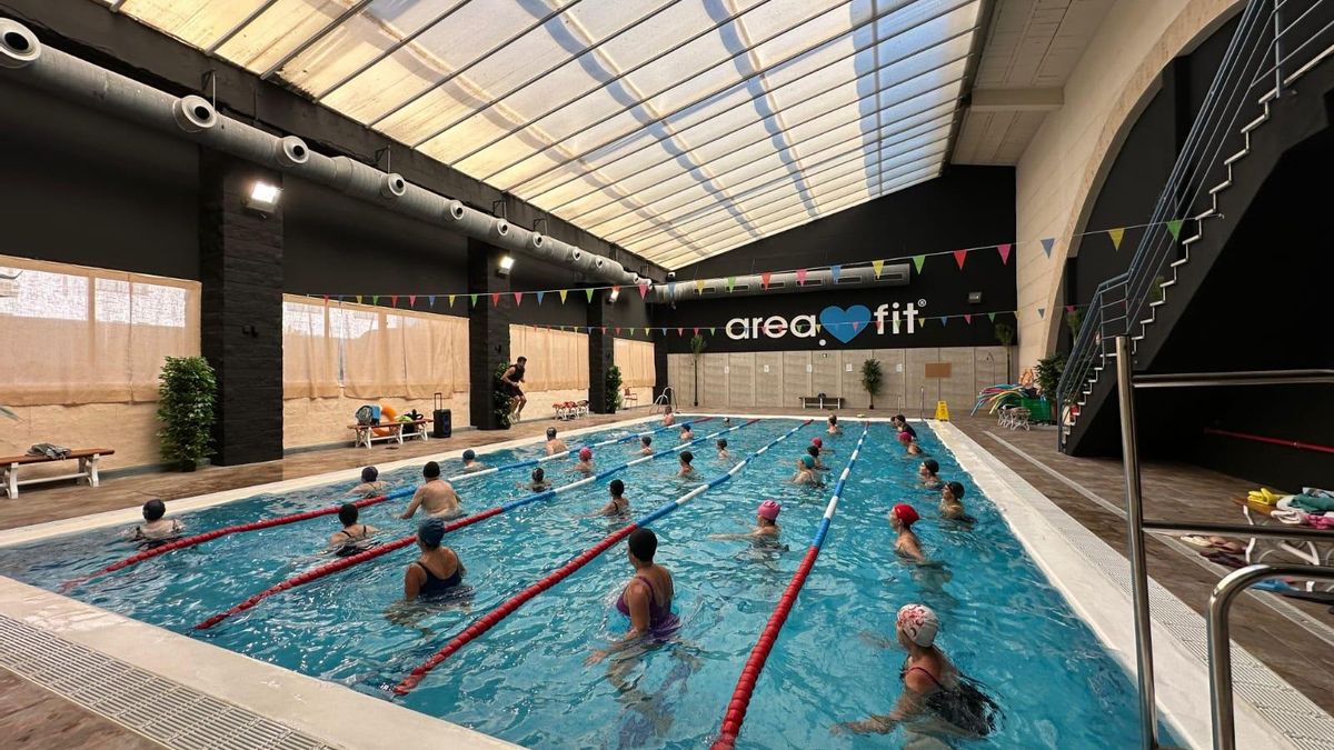 Clase de aquagym en la piscina de Areafit Aljarafe.