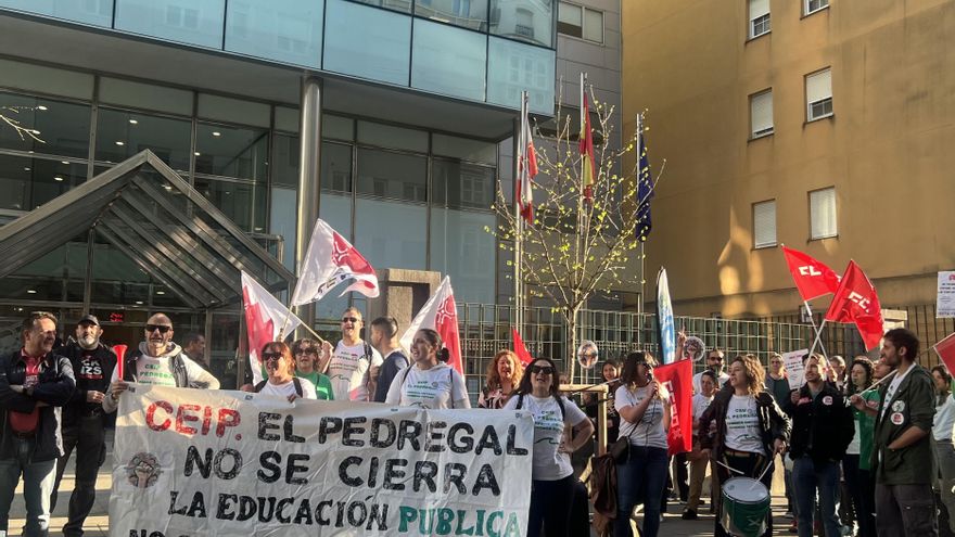 Concentración contra el cierre del CEIP El Pedregal de Castro Urdiales ante la sede del Gobierno de Cantabria