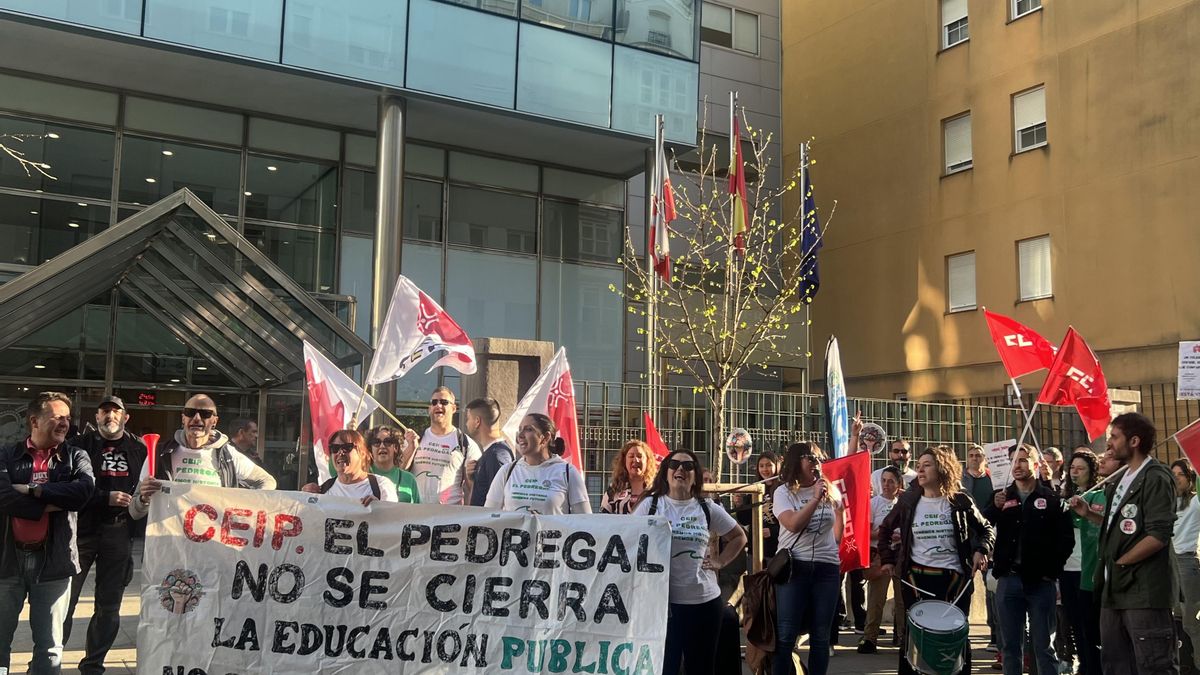 Concentración contra el cierre del CEIP El Pedregal de Castro Urdiales ante la sede del Gobierno de Cantabria