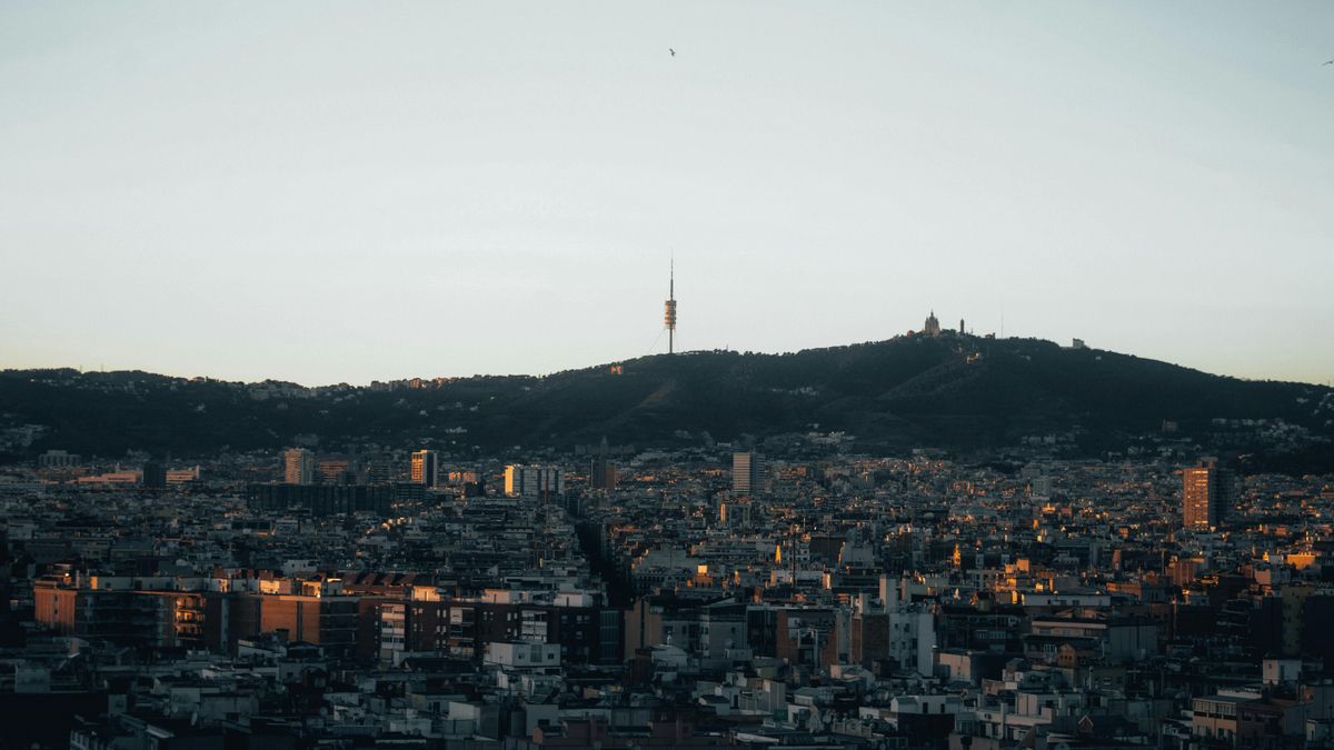 Ni la Torre Agbar ni la Sagrada Familia: el edificio más alto de Catalunya se ve desde cualquier punto de Barcelona y no recibe ni un turista
