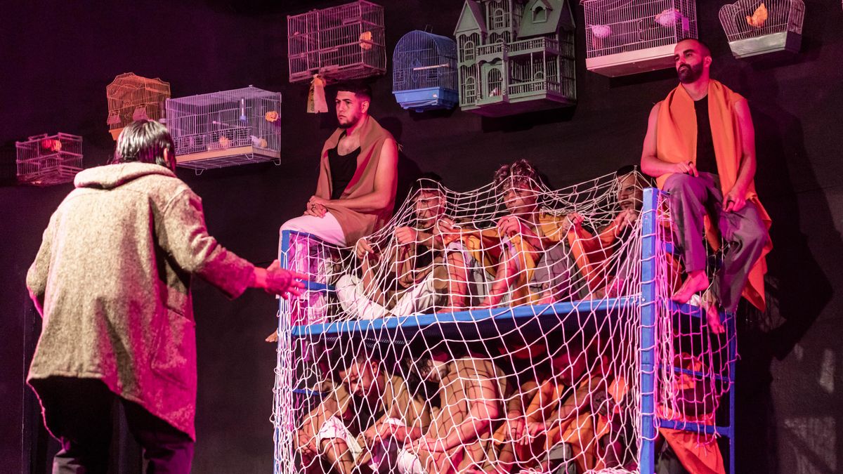 Presos y expresos del Centro Penitenciario Las Palmas I, en el Salto del Negro, representan la obra teatral 'Cuentos desde la celda'. ACFIPRESS.